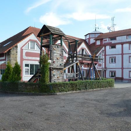 Hotel Famozclub Bakov nad Jizerou Zewnętrze zdjęcie