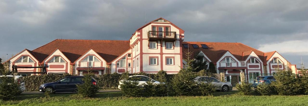 Hotel Famozclub Bakov nad Jizerou Zewnętrze zdjęcie